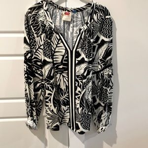 Black and off white print top